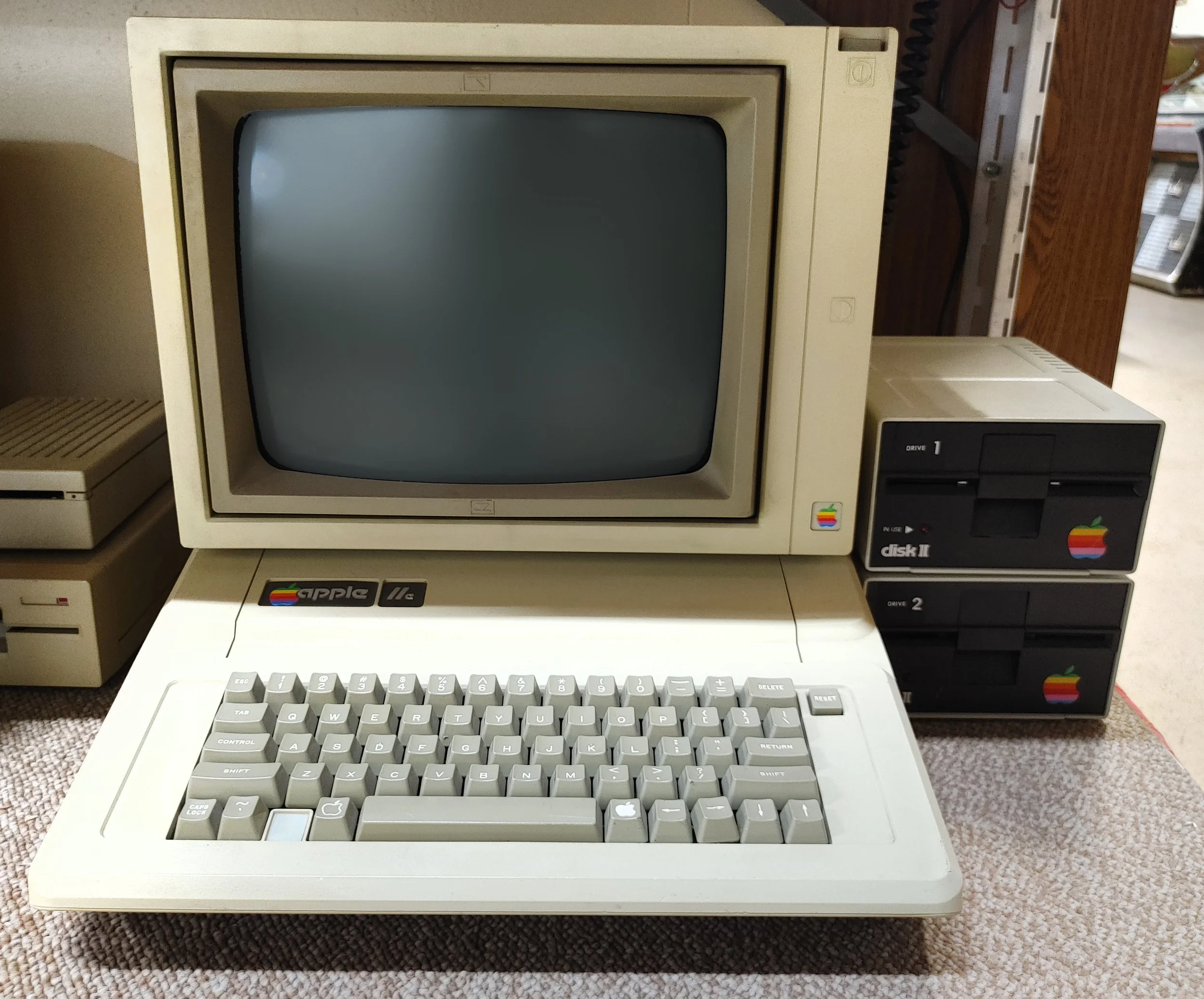 アップル”& Apple IIe — The Vintage Radio and Communications Museum of Connecticut